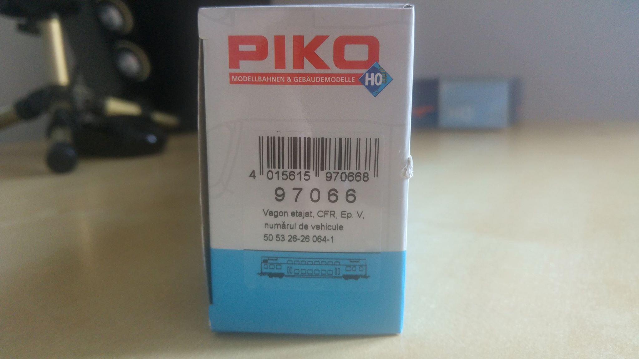 Vagon de calatori etajat 26-26 Piko Expert 97066