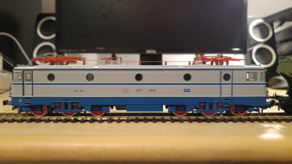 Locomotiva CFR EA clasica pantografe simetrice AF 10011 cu decodor digital fara sunet